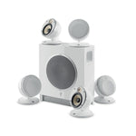 Il Focal Dôme 5.1 Flax Sub Air è un sistema home theater bianco con cinque diffusori satellite rotondi e un subwoofer centrale senza fili.