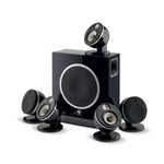Il Focal Dôme 5.1 Flax Sub Air è un sistema di diffusori home cinema di colore nero con cinque diffusori rotondi e un subwoofer wireless, su sfondo bianco.