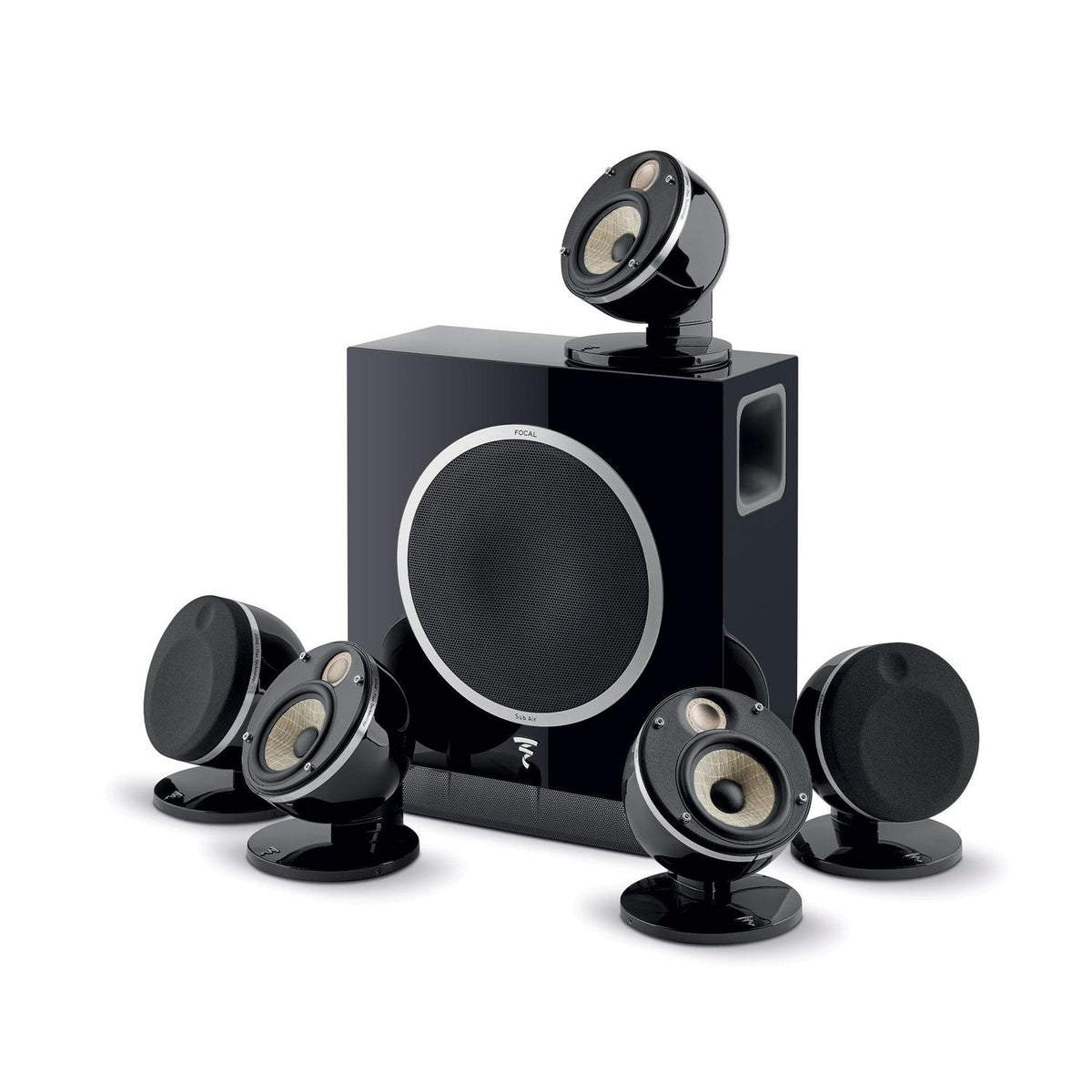 Il Focal Dôme 5.1 Flax Sub Air è un sistema di diffusori home cinema di colore nero con cinque diffusori rotondi e un subwoofer wireless, su sfondo bianco.
