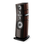 Il Focal Grande Utopia EM Evo è un diffusore da pavimento di fascia alta con finitura in nero lucido e legno scuro, tre altoparlanti rotondi e un design elegante e moderno.