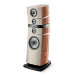 De Focal Grande Utopia EM Evo heeft een crèmekleurig front, houten zijpanelen, drie ronde drivers en een slanke zwarte voet.