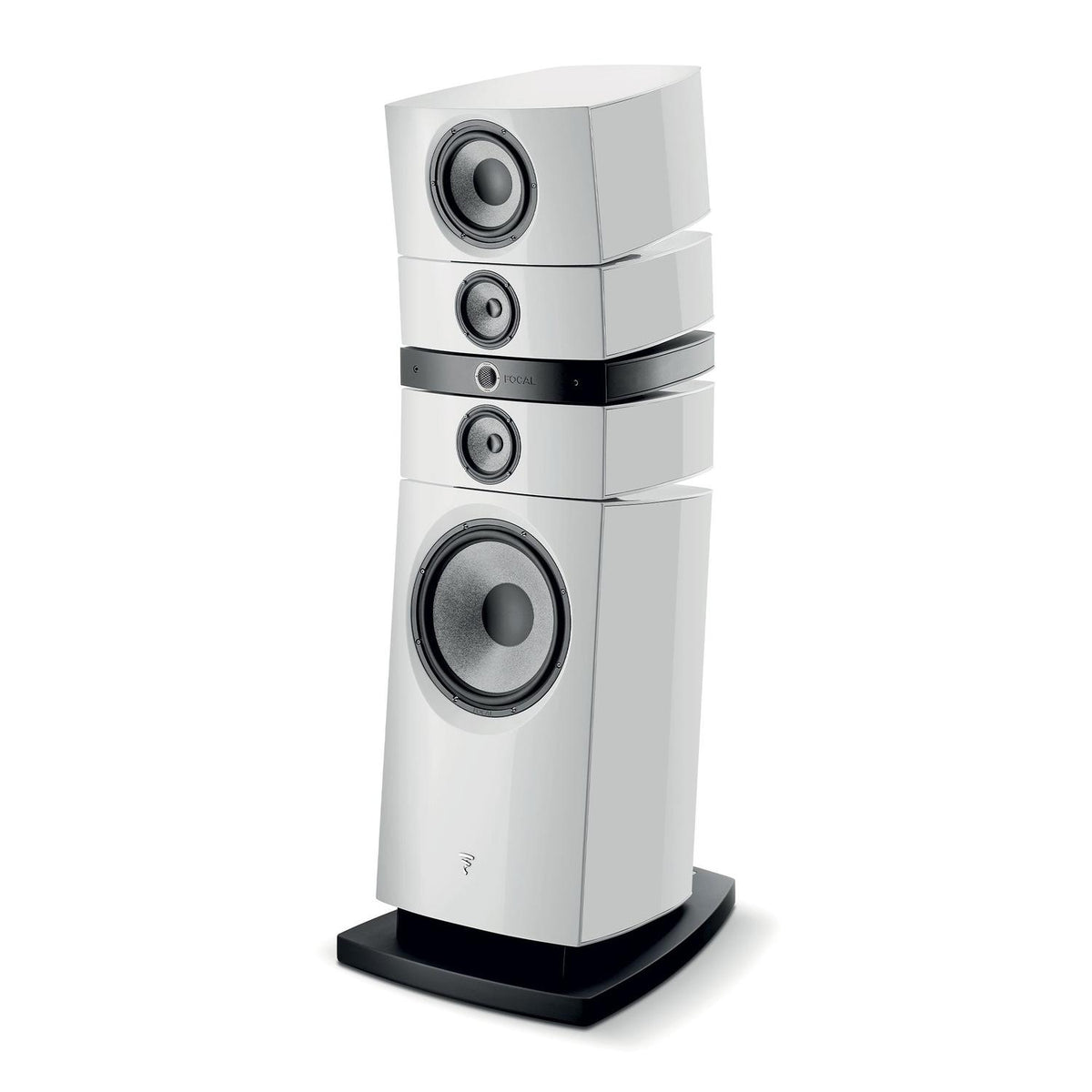 Il Focal Grande Utopia EM Evo è un diffusore da pavimento bianco di qualità superiore con driver multipli, un design angolare e una base nera, visualizzata su uno sfondo bianco.