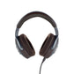 De Focal Hadenys hoofdtelefoon heeft bruine oorkussens en hoofdband, die hifi-geluid met open achterkant combineren met hoog comfort.