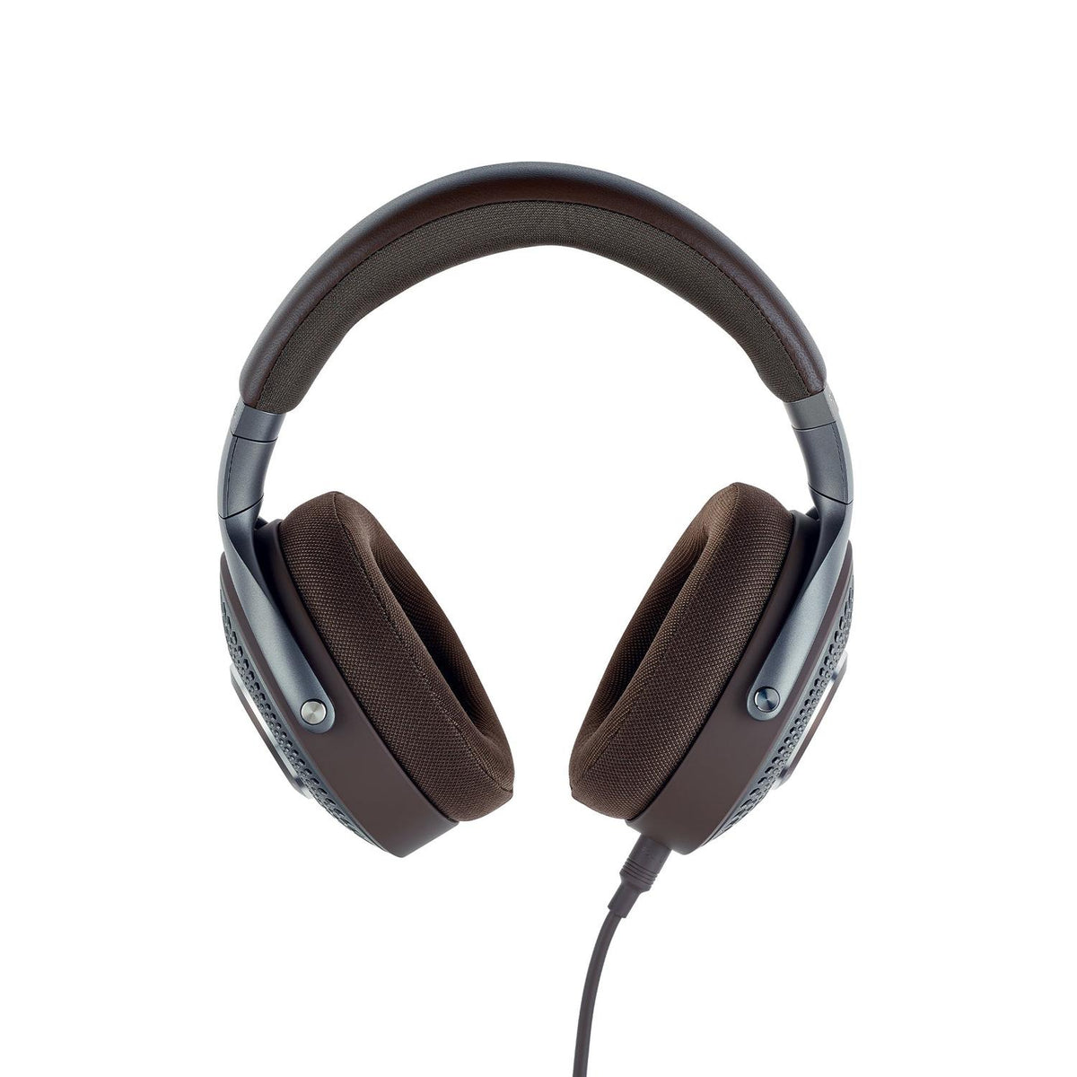De Focal Hadenys hoofdtelefoon heeft bruine oorkussens en hoofdband, die hifi-geluid met open achterkant combineren met hoog comfort.
