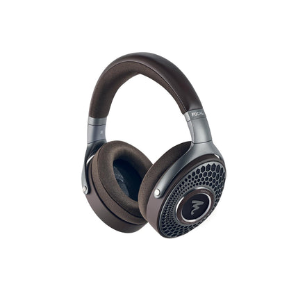 De Focal Hadenys zwarte en zilveren hoofdtelefoon met open achterkant heeft oorschelpen met gaasroosters en een gewatteerde hoofdband voor comfort, afgebeeld op een witte achtergrond.