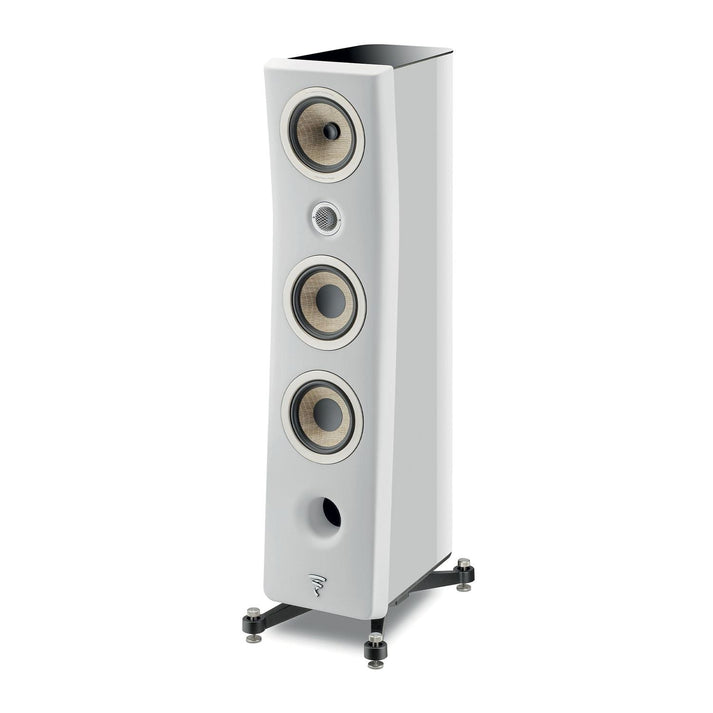La Focal Kanta N°2 est une enceinte de sol haute, blanche, à 3 voies, avec trois haut-parleurs ronds et un port frontal, parfaite pour les amateurs de haute fidélité audio.