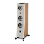 El Focal Kanta N°2 es un moderno altavoz de suelo de 3 vías con un frontal blanco curvado, laterales de madera, cuatro transductores y una base negra.