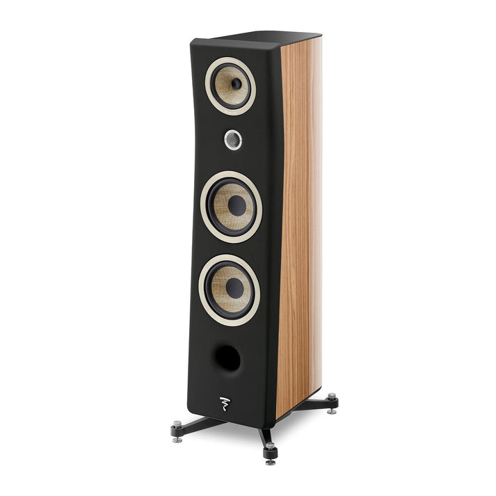 Il Focal Kanta N°3 è un moderno diffusore HiFi con frontale nero, tre altoparlanti circolari, lati rifiniti in legno e piedini in metallo.