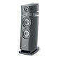 Le Focal Maestro Utopia Evo est une enceinte 3-Wege-Standlautsprecher moderne et élégante en noir brillant avec trois haut-parleurs visibles et une base incurvée.