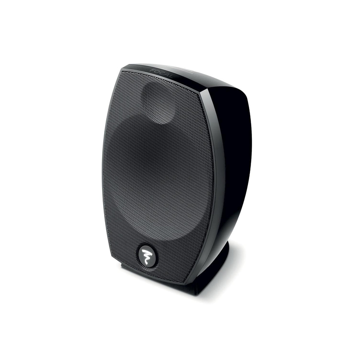 Une enceinte Focal Sib Evo noire et ovale avec une grille et un petit logo en bas, présentée sur un fond blanc uni.