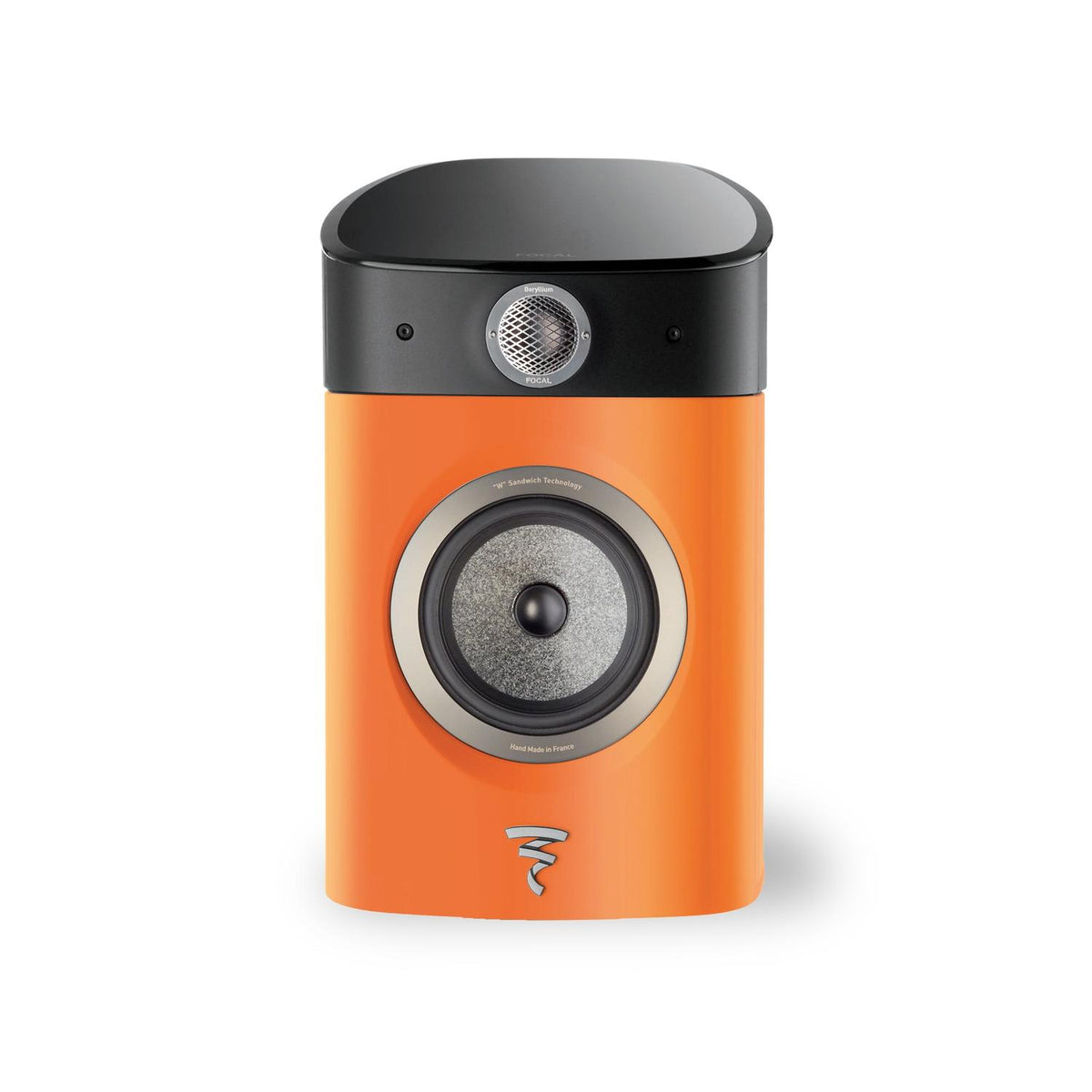 Il Focal Sopra N°1 è un moderno diffusore arancione e nero con woofer circolare, piccolo tweeter sovrastante e logo metallico, che riflette il design elegante di Focal.