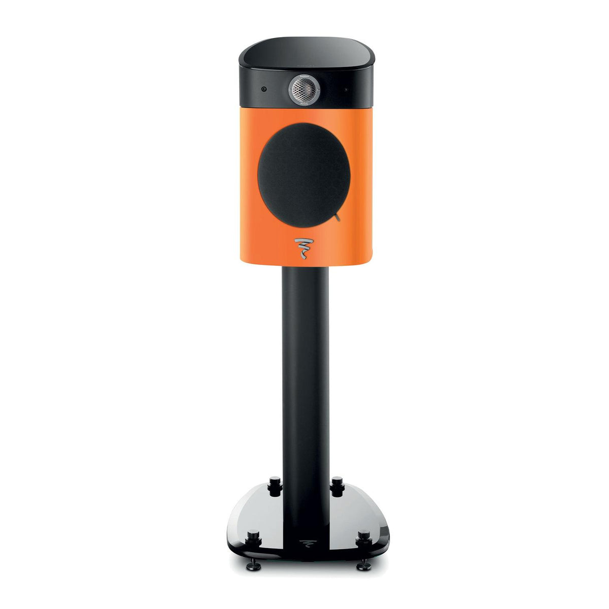 Un Focal Sopra N°1 in arancione e nero è montato su un alto supporto nero con base arrotondata, su uno sfondo bianco.