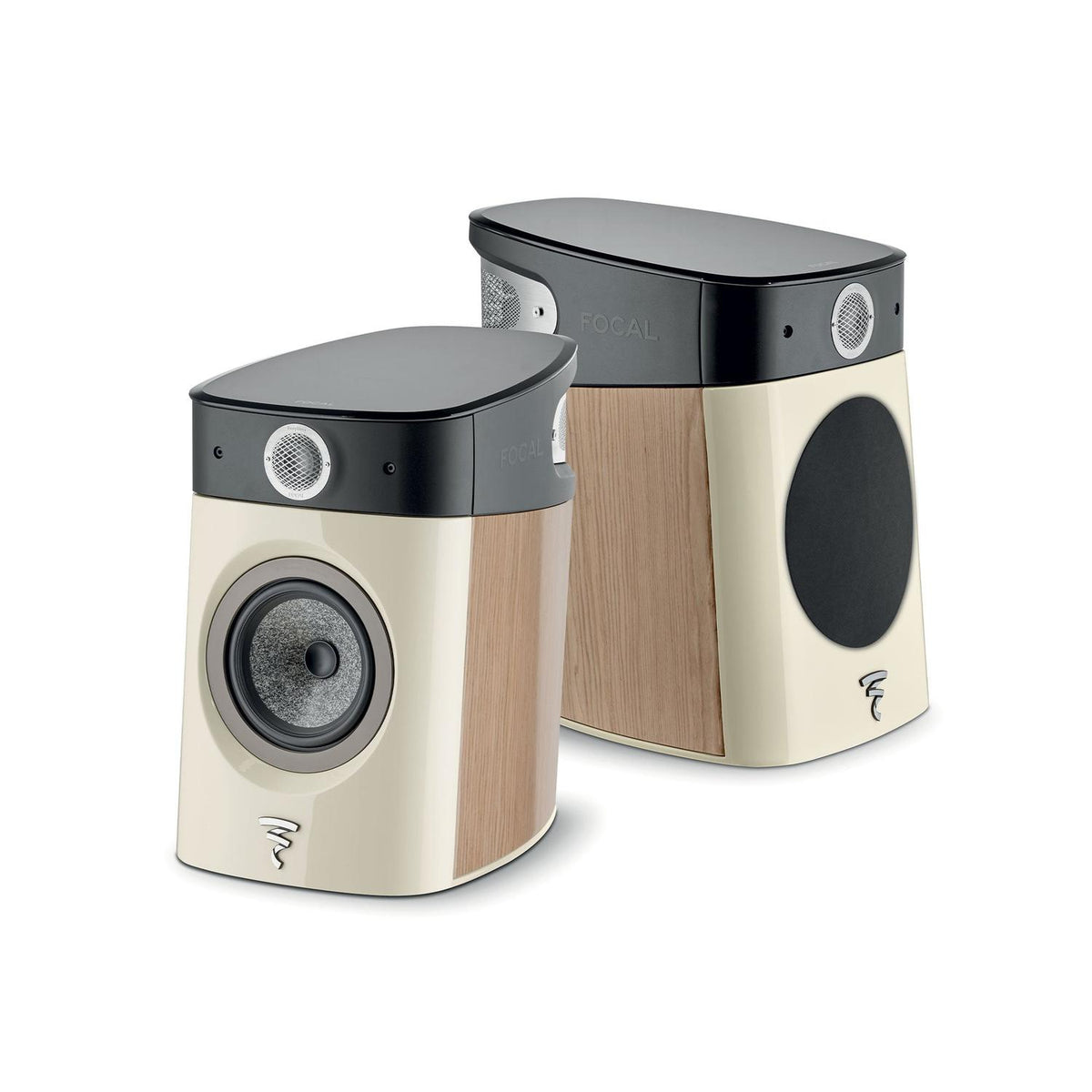 Due moderni diffusori Focal Sopra N°1 con finitura in legno chiaro, piani neri e frontali color crema sono angolati per mostrare la vista frontale e laterale.