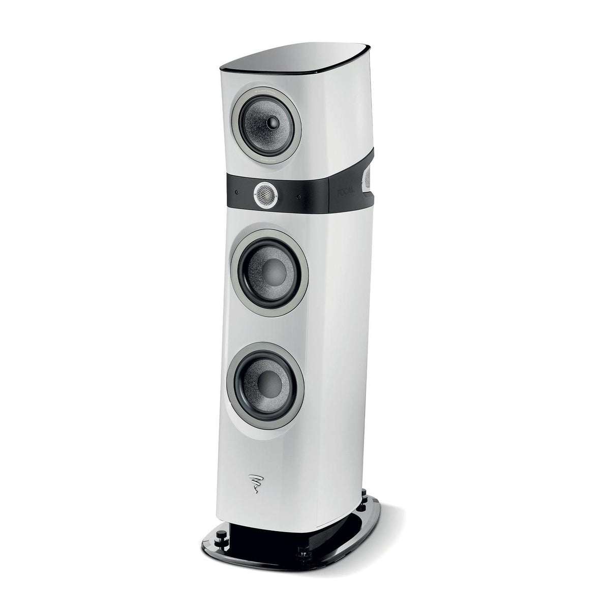 De Focal Sopra N°2 is een moderne witte vloerstaande luidspreker met drie grote drivers en een kleine tweeter op een zwarte voet die eersteklas hifi-geluid levert.