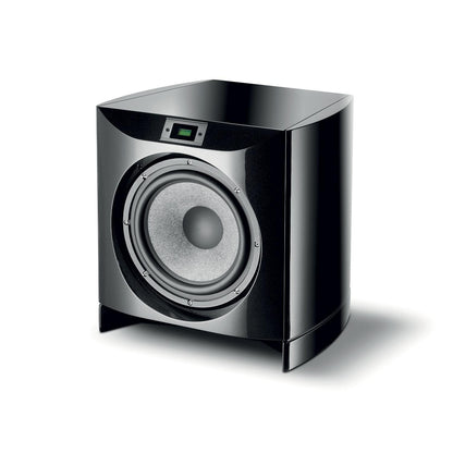 De Focal Sopra SW1000 is een grote, zwarte, moderne actieve subwoofer met een digitaal display aan de bovenkant en een 600W RMS-versterker, afgebeeld op een witte achtergrond.