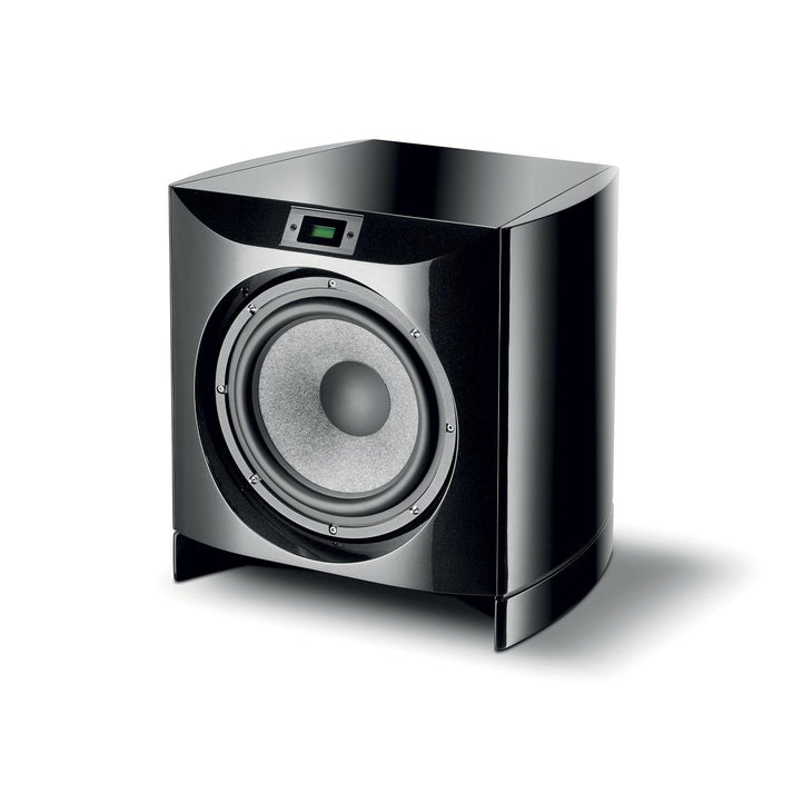 De Focal Sopra SW1000 is een grote, zwarte, moderne actieve subwoofer met een digitaal display aan de bovenkant en een 600W RMS-versterker, afgebeeld op een witte achtergrond.