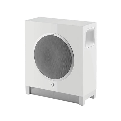 El Focal Sub Air es un elegante subwoofer activo inalámbrico de color blanco con una rejilla redonda plateada y un puerto lateral, que ofrece potentes graves sobre cuatro patas cortas.