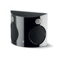 Il Focal Surround Be è un moderno diffusore da parete nero e argento con un frontale curvo, perfetto per qualsiasi installazione Heimkino.