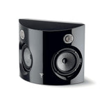 Un elegante diffusore nero Focal Surround Be con due driver circolari e un piccolo logo sulla parte anteriore, raffigurato su uno sfondo bianco.