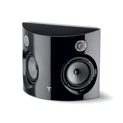 Un elegante diffusore nero Focal Surround Be con due driver circolari e un piccolo logo sulla parte anteriore, raffigurato su uno sfondo bianco.