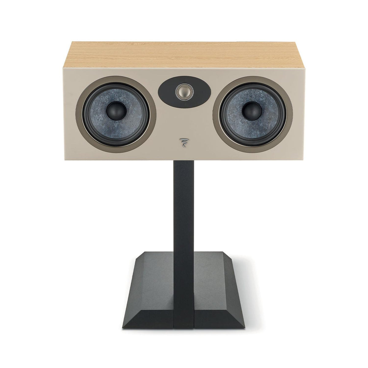 De Focal Theva Center-kanaalluidspreker heeft een licht houten bovenblad, dubbele ronde drivers, een kleine tweeter en wordt geleverd op een zwarte metalen standaard.