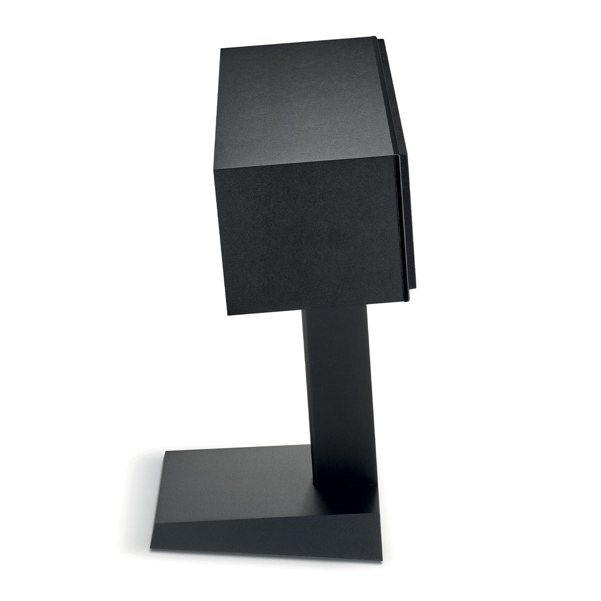 Een slanke, zwarte bureaulamp met een brede voet en doosvormige kap - perfect als aanvulling op elke Focal Theva Center Heimkino opstelling.