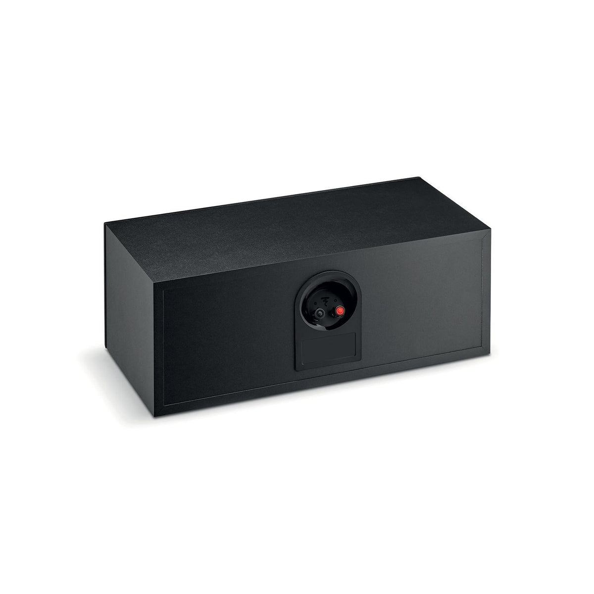 De Focal Theva Center, een rechthoekige zwarte luidspreker, wordt getoond vanuit een hoek met een rond inputpaneel met rode en zwarte connectors op de achterkant.