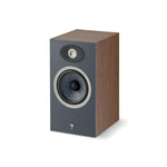 Un único altavoz Focal Theva N°1 en acabado de madera con frontal negro y dos transductores circulares, mostrado sobre fondo blanco.