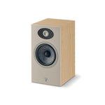 De Focal Theva N°1 is een moderne Kompaktlautsprecher met een licht houten afwerking, beige frontpaneel, één grote woofer en een kleinere tweeter erboven.