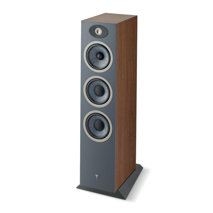 Il Focal Theva N°3 è un diffusore alto e rettangolare con finitura in legno, tre grandi altoparlanti rotondi e un piccolo tweeter frontale.
