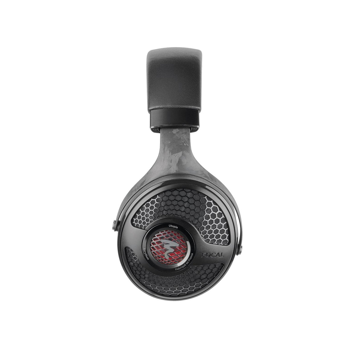 De zwarte Focal Utopia 2022 over-ear hoofdtelefoon heeft een hexagonaal gaas en een zichtbare rode en zilveren driver, zijaanzicht op een witte achtergrond.