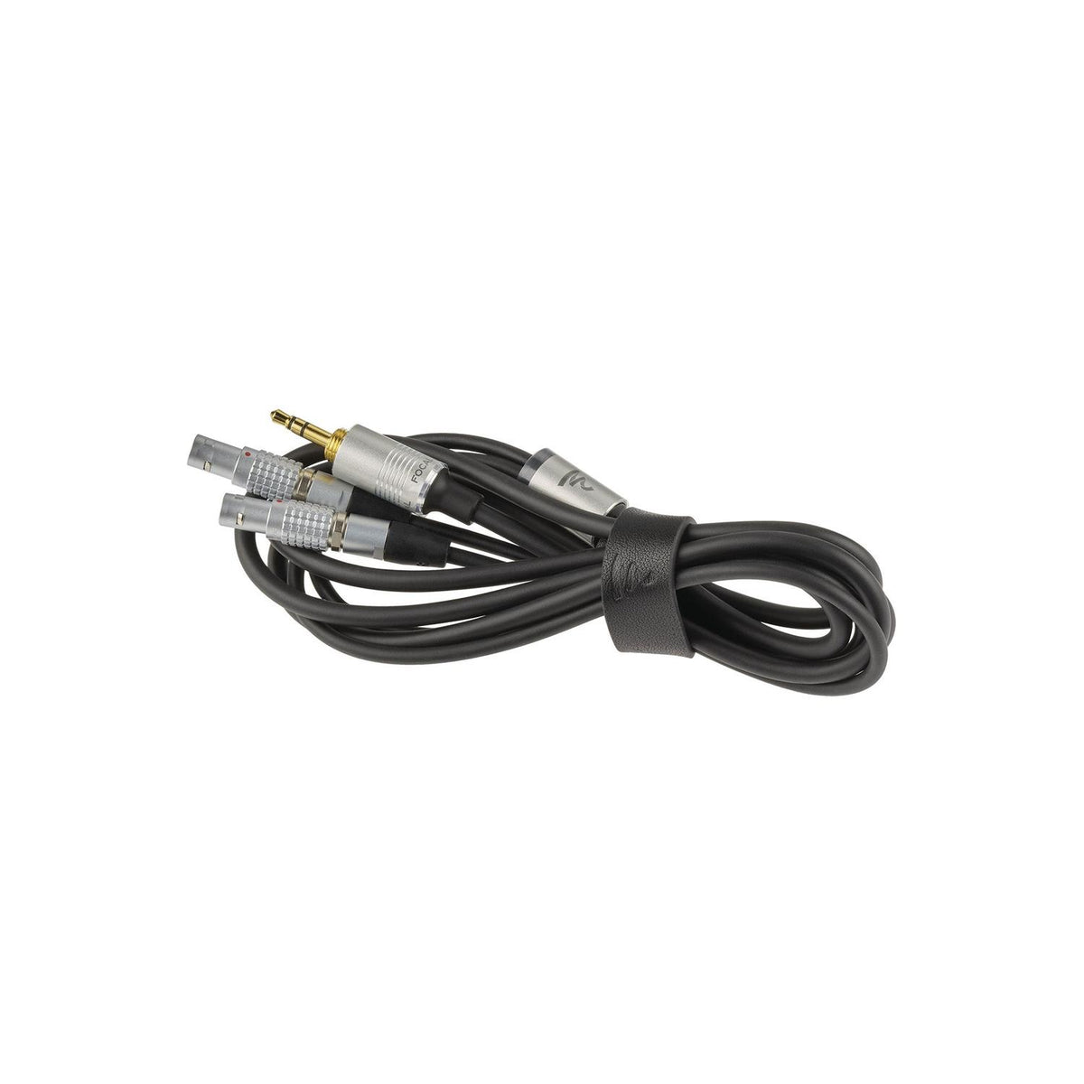 De Focal Utopia 2022 heeft een zwarte spiraalvormige audiokabel met een vergulde 3,5 mm plug en twee zilveren connectors voor een uitstekende geluidskwaliteit.
