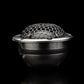 La Gladen Aerospace 28, une enceinte noir et argent dotée dune grille en nid dabeille et dun tweeter à dôme, est photographiée sur un fond sombre.