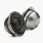 Deux tweeters sphériques métalliques Gladen Aerospace 28, dotés de grilles noires en nid dabeille, sont représentés sur un fond blanc.