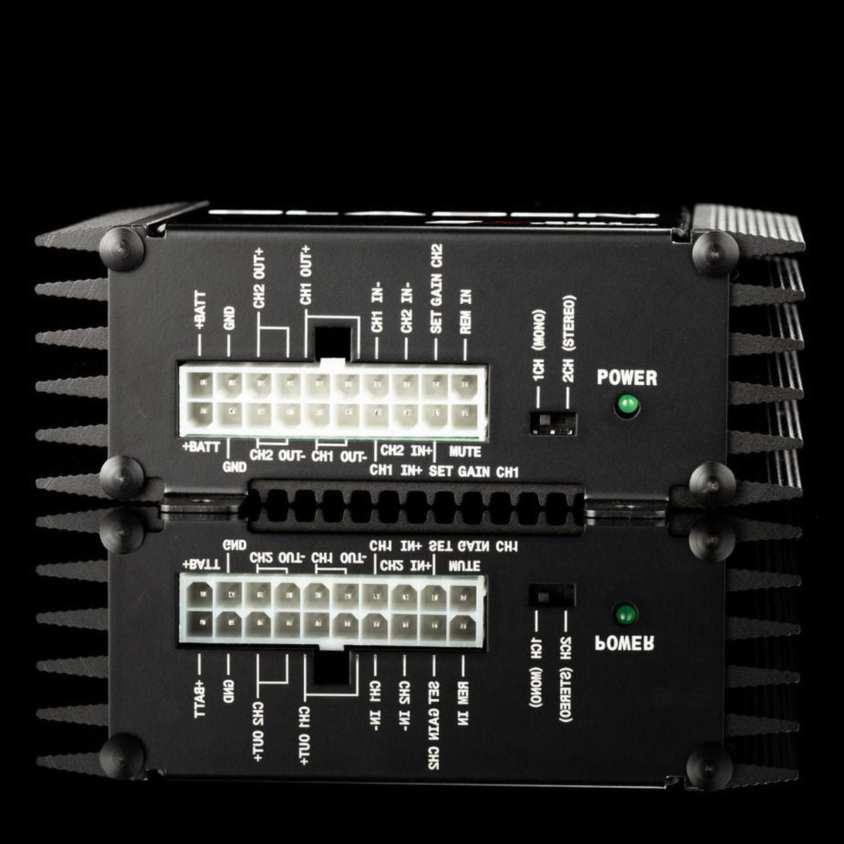 Un gros plan dun Gladen EX-80C1, sur lequel on distingue les connecteurs, les boutons et la fiche blanche qui se reflètent sur une surface brillante.