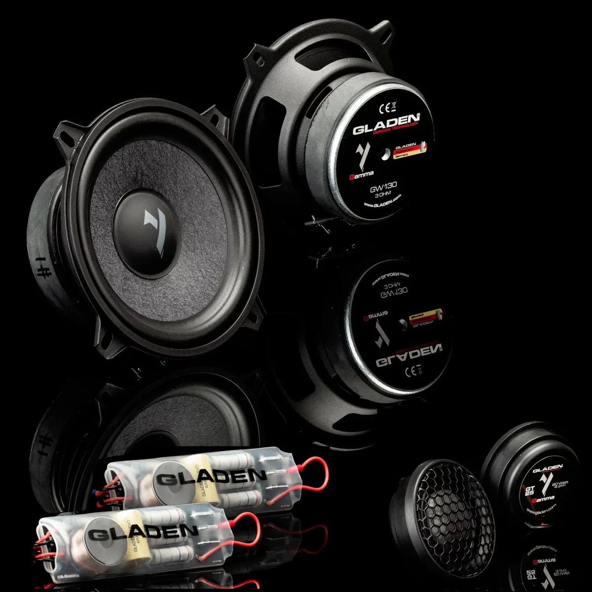 Le Gladen Gamma 130.2 offre une qualité sonore exceptionnelle grâce à ses deux enceintes noires, ses tweeters et ses filtres, le tout conçu pour créer une installation élégante et raffinée.