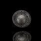 Une enceinte Gladen Gamma GT25 ronde et noire, dotée dune grille à motif alvéolé, est placée au centre dun fond noir, dont le reflet est visible en dessous.