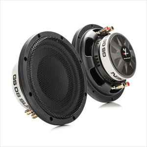 Deux subwoofers Gladen GS08-Slim de 8 pouces : lun orienté vers lavant avec sa grille, lautre incliné pour montrer son dos compact et ses bornes de connexion.