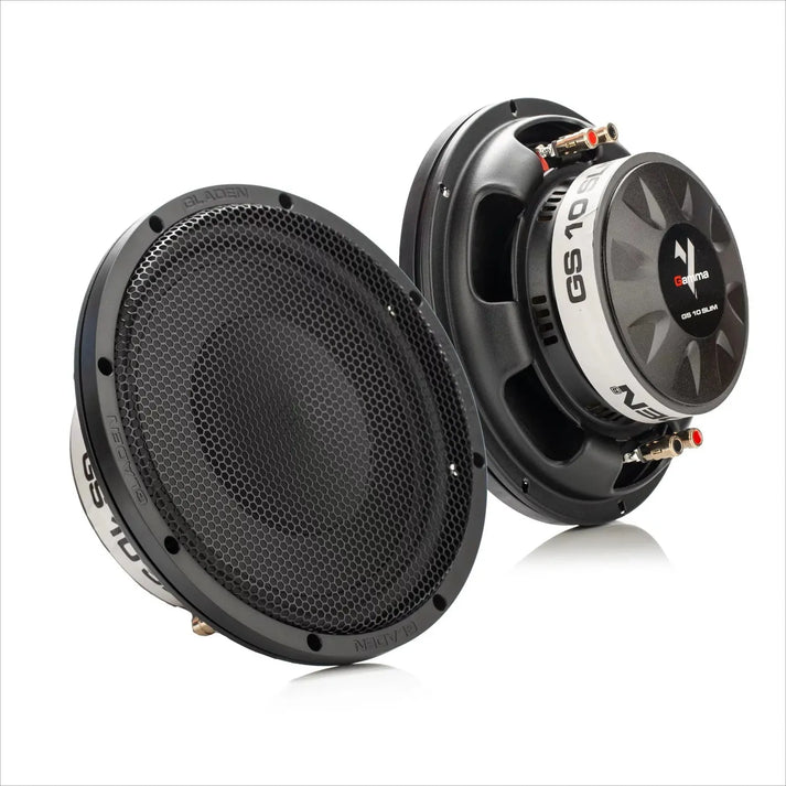 On voit ici deux caissons de basses Gladen GS10-Slim 10 : lun est équipé dune grille, lautre arbore le logo GS10-Slim, gage dun son puissant.