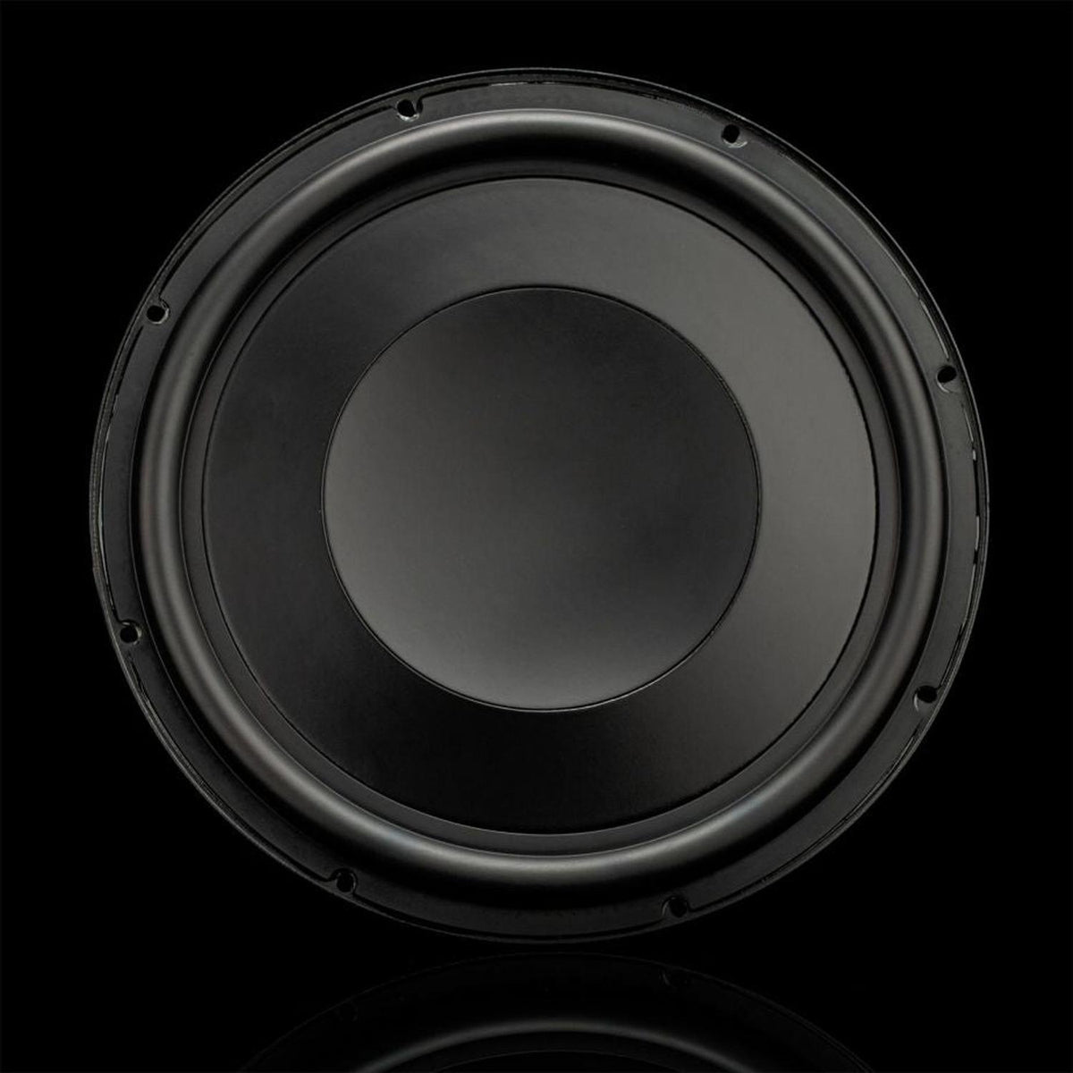 De Gladen GS12-Slim 12-subwoofer is van bovenaf te zien tegen een zwarte achtergrond, waardoor zijn ronde vorm en de conus in het midden goed tot hun recht komen.