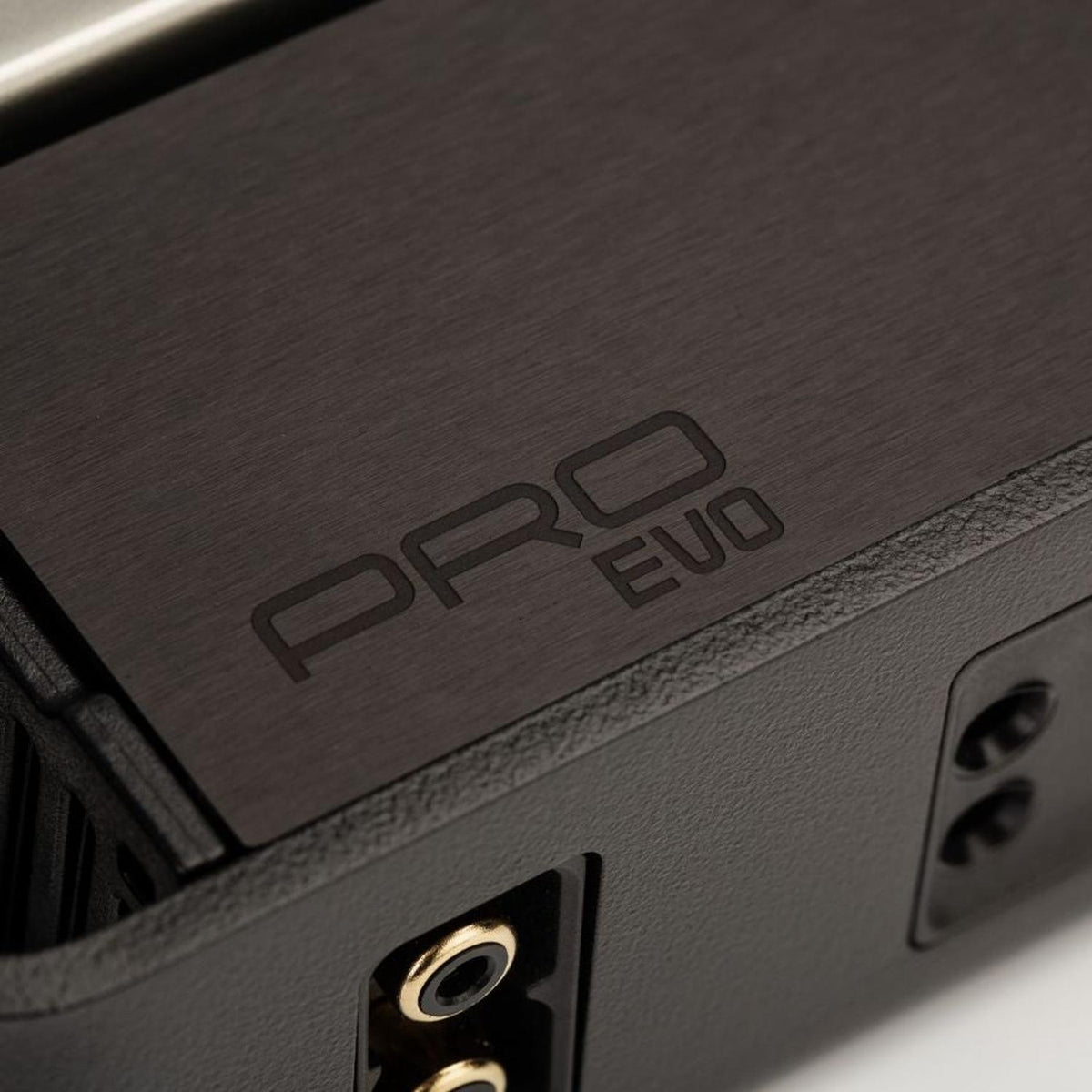 Primo piano del Gladen Mosconi Pro 1|10 evo con incisione PRO EVO, che mostra una presa e delle viti su questo amplificatore audio per auto a 1 canale.