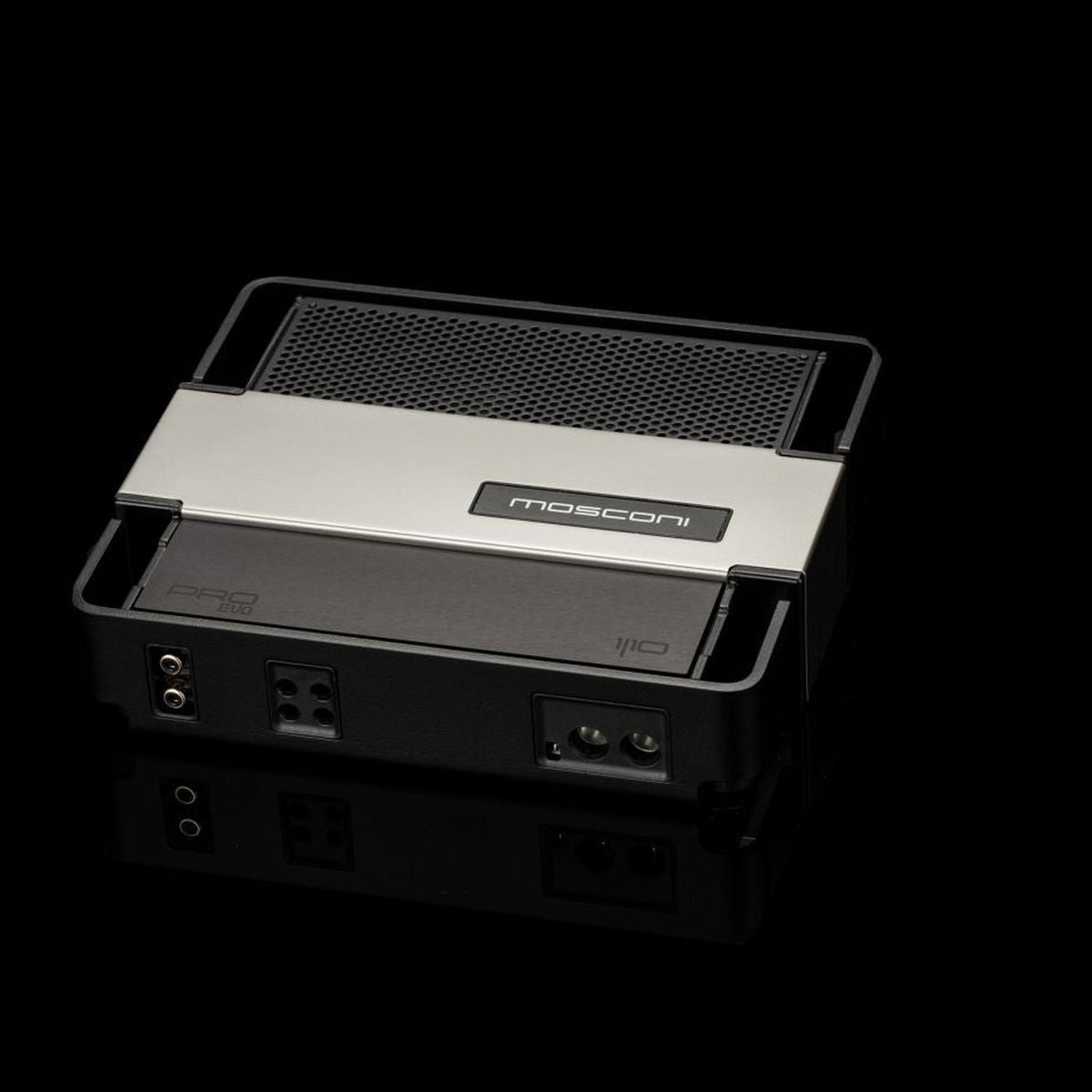 Lamplificatore monocanale Gladen Mosconi Pro 1|10 evo in classe D è raffigurato su una superficie nera lucida.