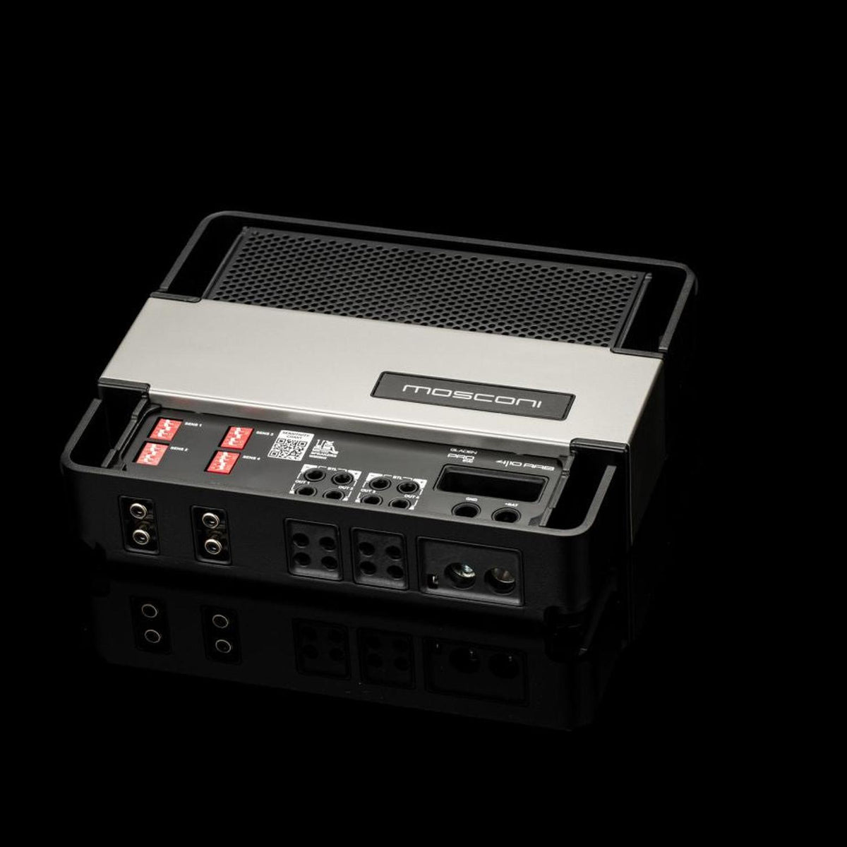 Nellimmagine è raffigurato un amplificatore Gladen Mosconi Pro 4|10-AAB EVO su uno sfondo nero; sono visibili i collegamenti, le diciture dei comandi e lalloggiamento metallico del sistema audio per auto.