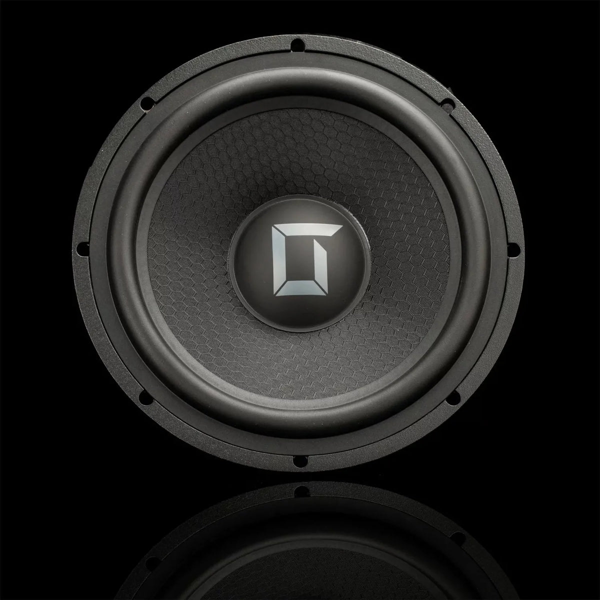 Une enceinte Gladen Sigma 165, noire et ronde, dotée dun cône texturé et dun logo géométrique, se détache sur un fond noir, avec un léger reflet en dessous.