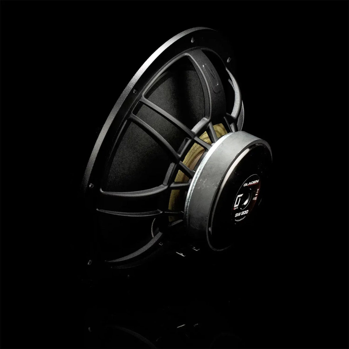 De subwoofer „Gladen Sigma 200“, afgebeeld met een metalen frame en zichtbare bekabeling tegen een zwarte achtergrond – ideaal voor liefhebbers van car-audio.
