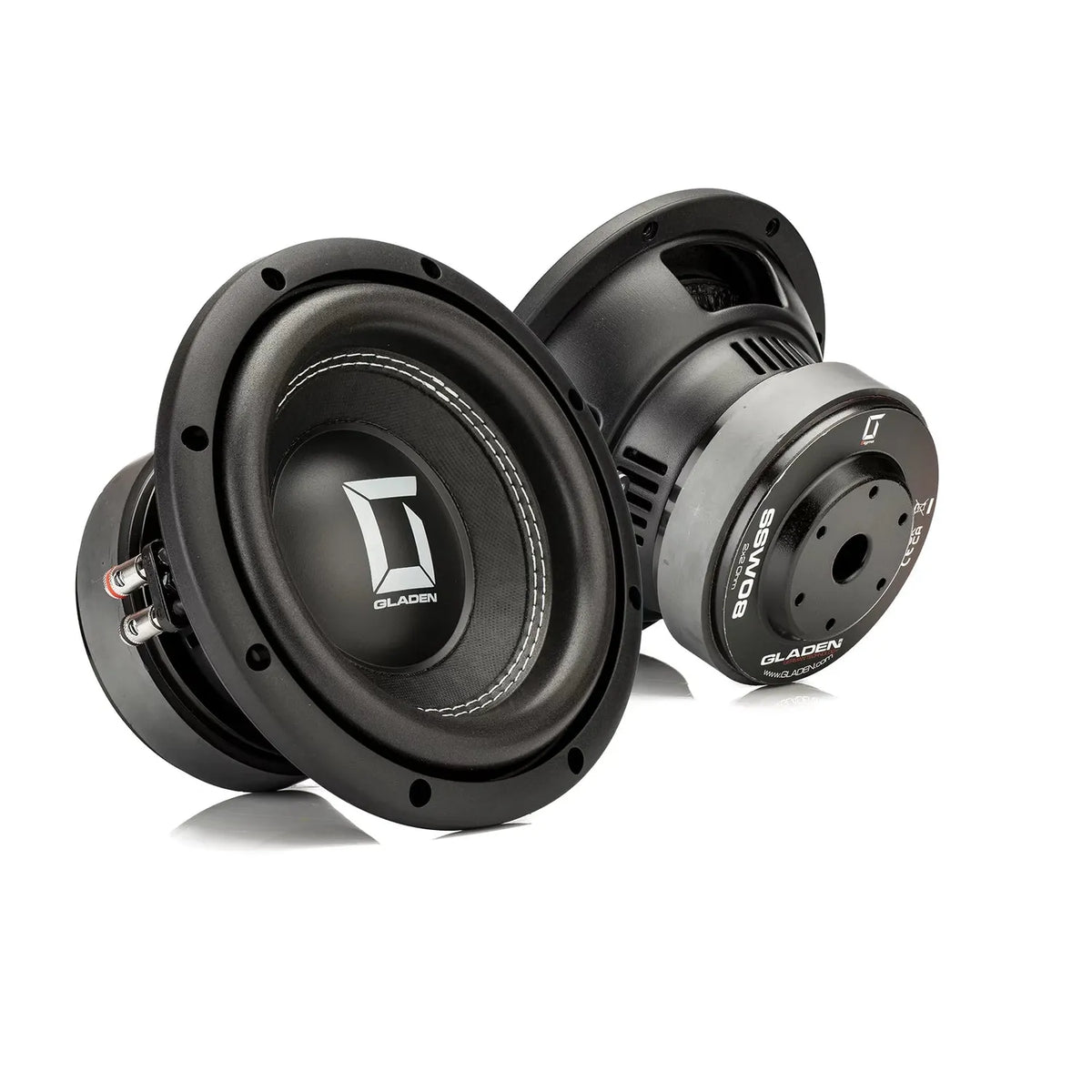 Deux caissons de basses Gladen Sigma SSW08 noirs sont présentés : lun arbore le logo, tandis que lautre met en avant les bornes et les détails latéraux destinés à votre système audio embarqué.