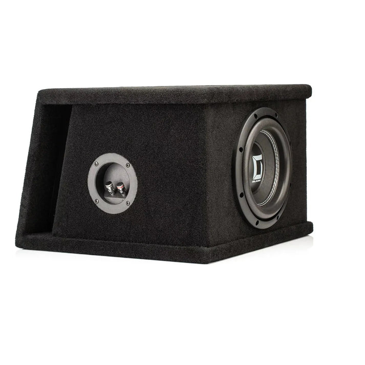 Le Gladen Sigma SSW08-VB, un caisson de basses noir de 800 W doté dun support de bobine en aluminium et logé dans un boîtier recouvert de moquette, est exposé en biais devant un fond blanc.