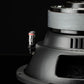 Un gros plan du caisson de basses Gladen Sigma SSW10 montre ses connecteurs et ses aimants – idéal pour les systèmes audio embarqués haut de gamme.