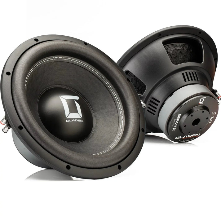 Twee Gladen Sigma SSW12-subwoofers – gezien van voren en van achteren – met metalen accenten en het merklogo, ideaal voor een diepe bas in de autoradio.