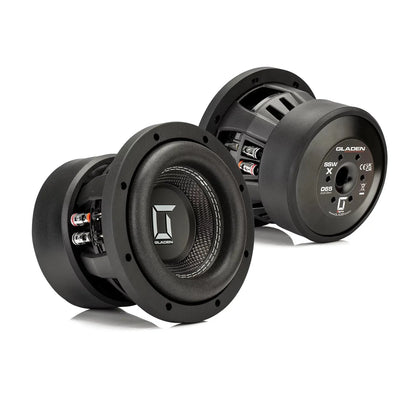 Twee zwarte Gladen Sigma SSWX065-units: bij de ene is de conus te zien, bij de andere de achterplaat met het merk en de aansluitingen voor een krachtige basweergave.